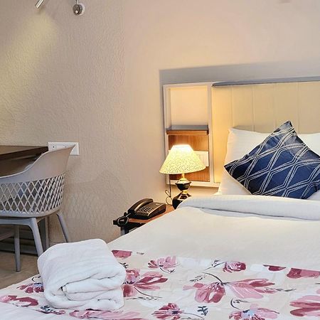Vamsor Heights 1047 Hotel Gurgáon Kültér fotó