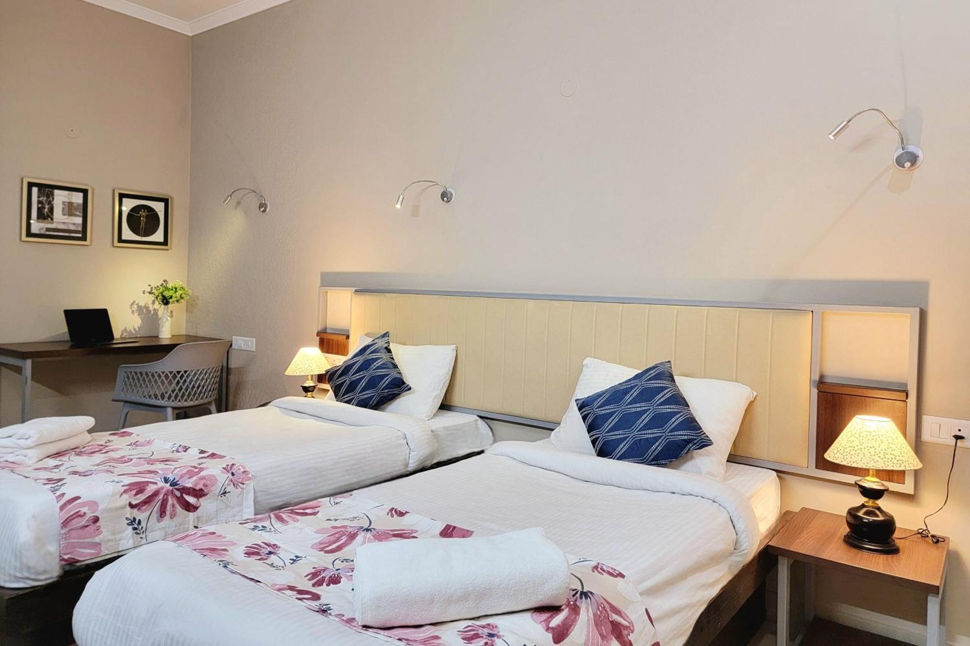 Vamsor Heights 1047 Hotel Gurgáon Kültér fotó