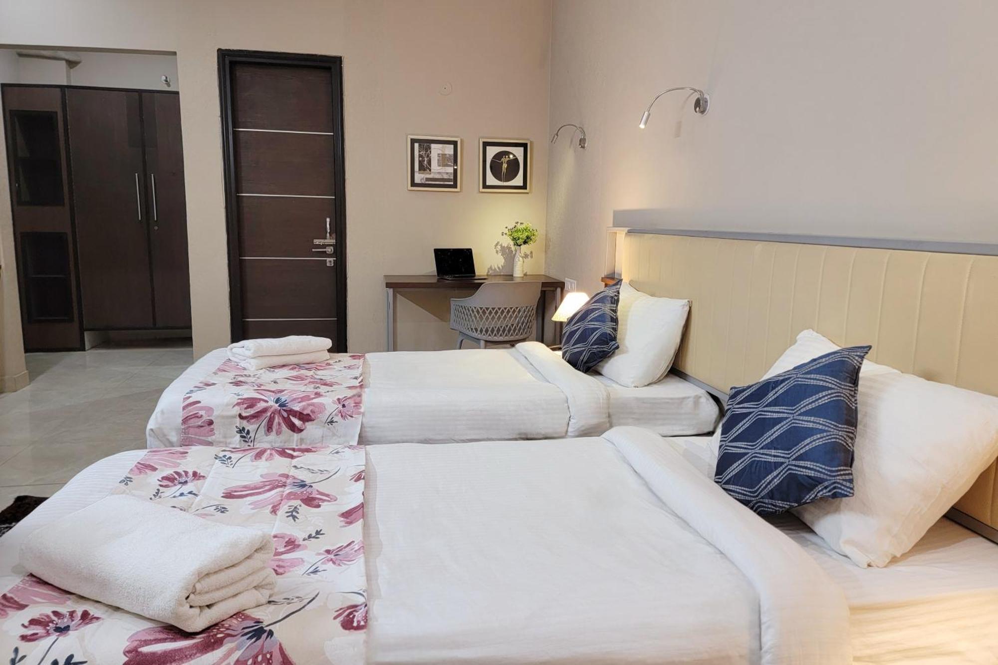 Vamsor Heights 1047 Hotel Gurgáon Kültér fotó