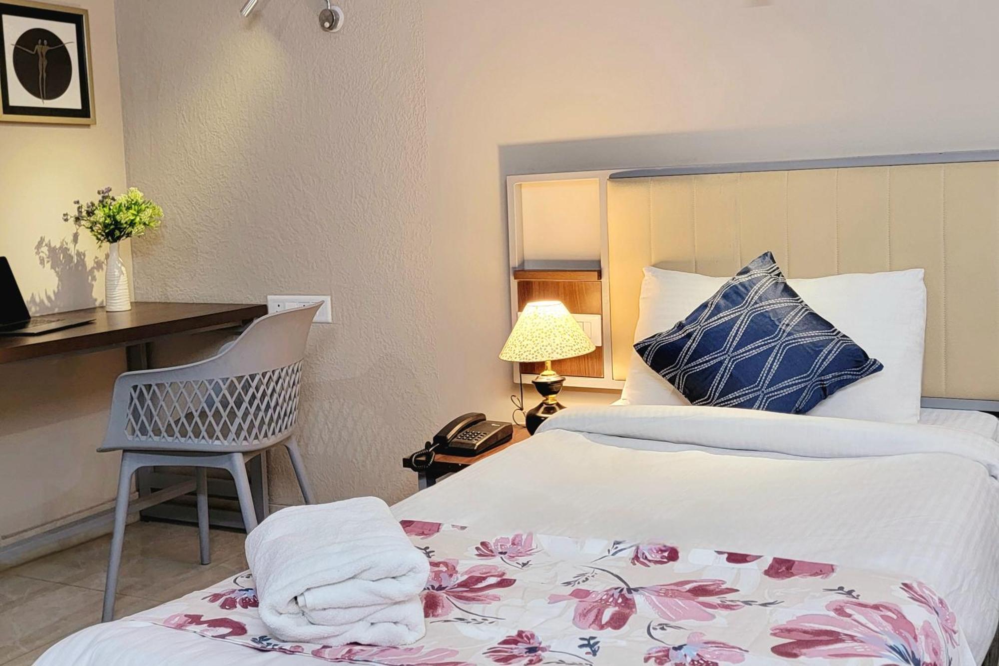Vamsor Heights 1047 Hotel Gurgáon Kültér fotó